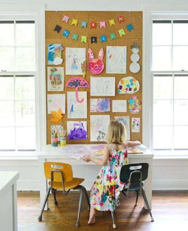 4. O quadro de cortiça grande pode ser utilizado no quarto das crianças. Fonte: Criando Com Apego
