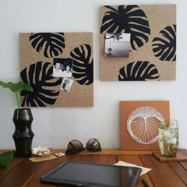 35. O quadro feito de corti&ccedil;a pode receber um pintura de stencil e ser utilizada para fixar fotos. Fonte: Viajando no Ap&ecirc;