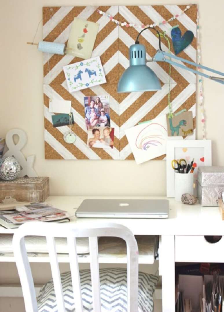 37. Bancada de estudos com quadro feito de corti&ccedil;a. Fonte: Pinterest