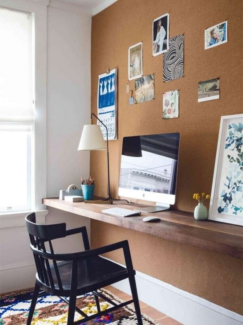 38. Para economizar na montagem do home office opte por um quadro de cortiça na parede. Fonte: Pinterest