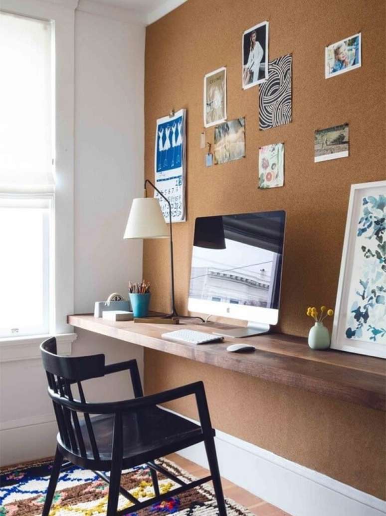 38. Para economizar na montagem do home office opte por um quadro de corti&ccedil;a na parede. Fonte: Pinterest
