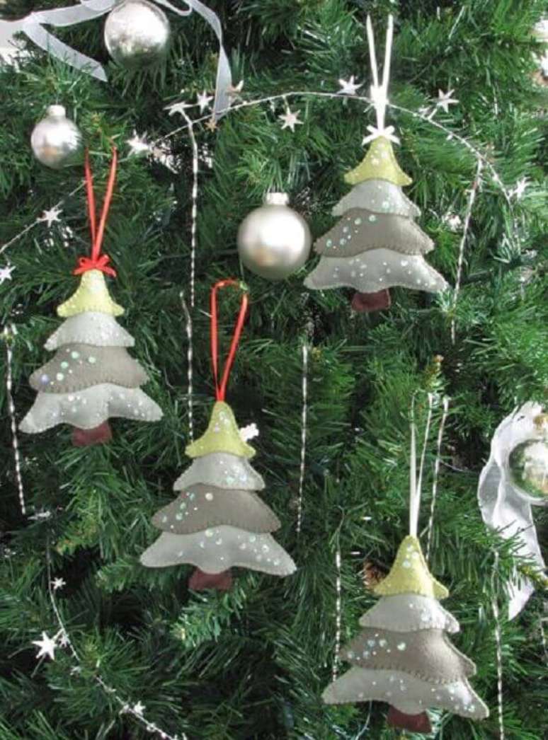9. Pequenos pinheiros natalinos em kit enfeites para árvore de Natal em feltro – Foto: Pretty by Hand
