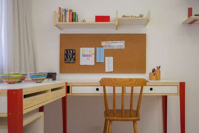 2. Quadro de corti&ccedil;a fixado acima da bancada de madeira. Fonte: Novid&aacute;rio