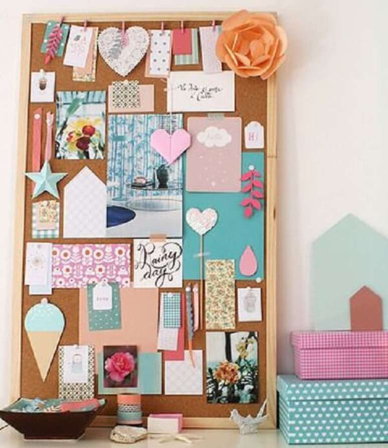 41. Quadro de corti&ccedil;a com decora&ccedil;&atilde;o rom&acirc;ntica e delicada. Fonte: Pinterest