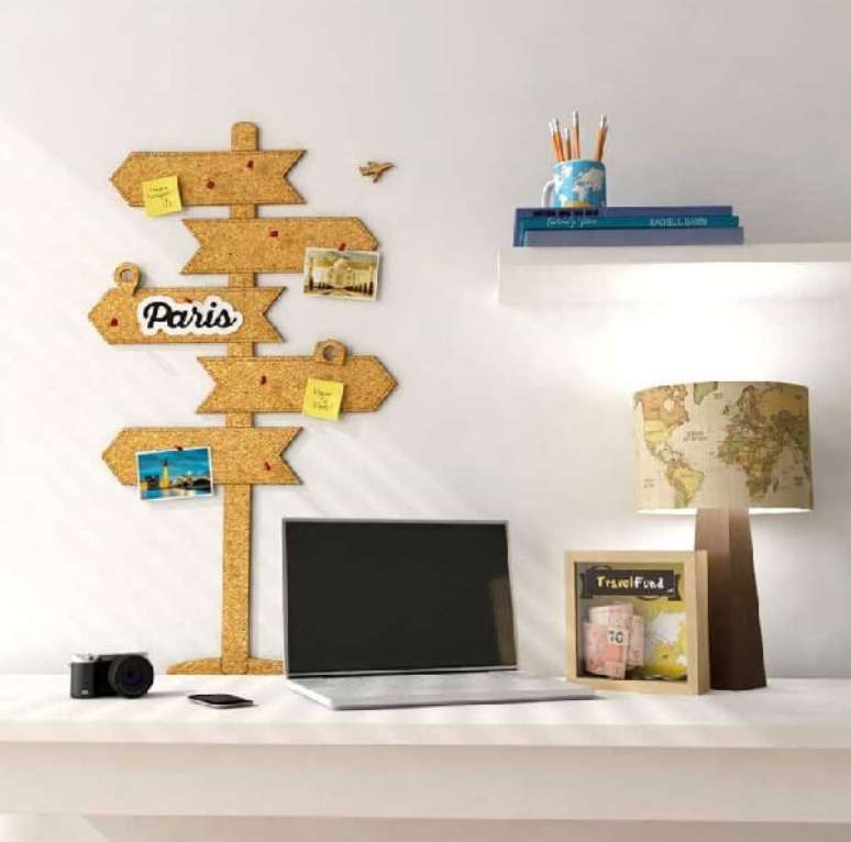 42. Quadro de corti&ccedil;a com design criativo foi fixado sobre a bancada de estudo. Fonte: Pinterest