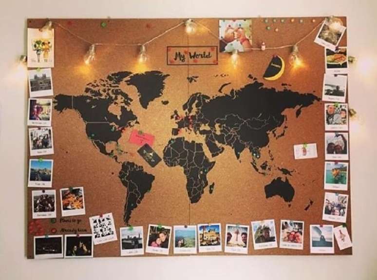 7. Quadro de cortiça com fotos em Polaroid e o desenho do Mapa Mundi. Fonte: Pinterest