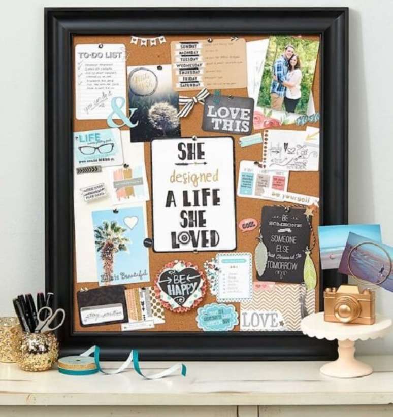 47. Quadro de corti&ccedil;a com moldura em cor preta mescla o r&uacute;stico com o moderno no ambiente. Fonte: Pinterest