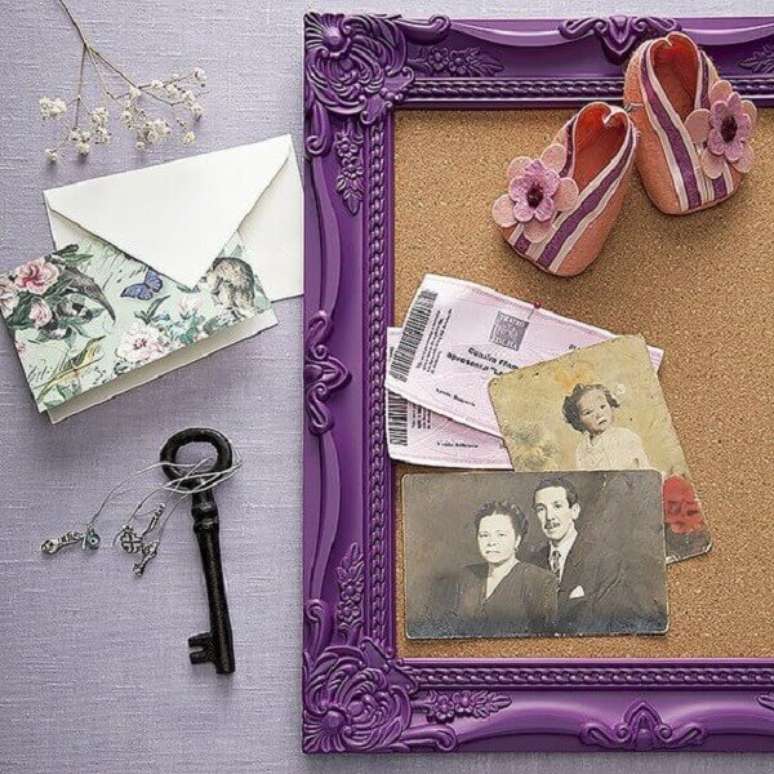 15. Quadro de corti&ccedil;a com moldura roxa retr&ocirc;. Fonte: Casa e Jardim