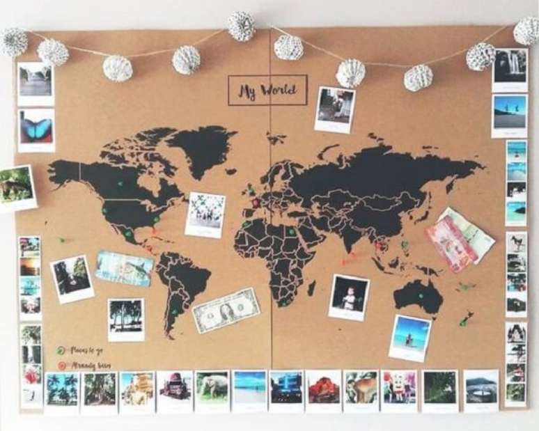 48. Quadro de cortiça com o desenho do Mapa Mundi e inúmeras fotos. Fonte: Pinterest