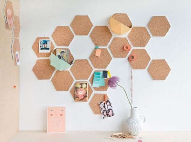 57. Quadro feito de cortiça recortado em formatos geométricos formam um lindo conjunto na parede. Fonte: Pinterest
