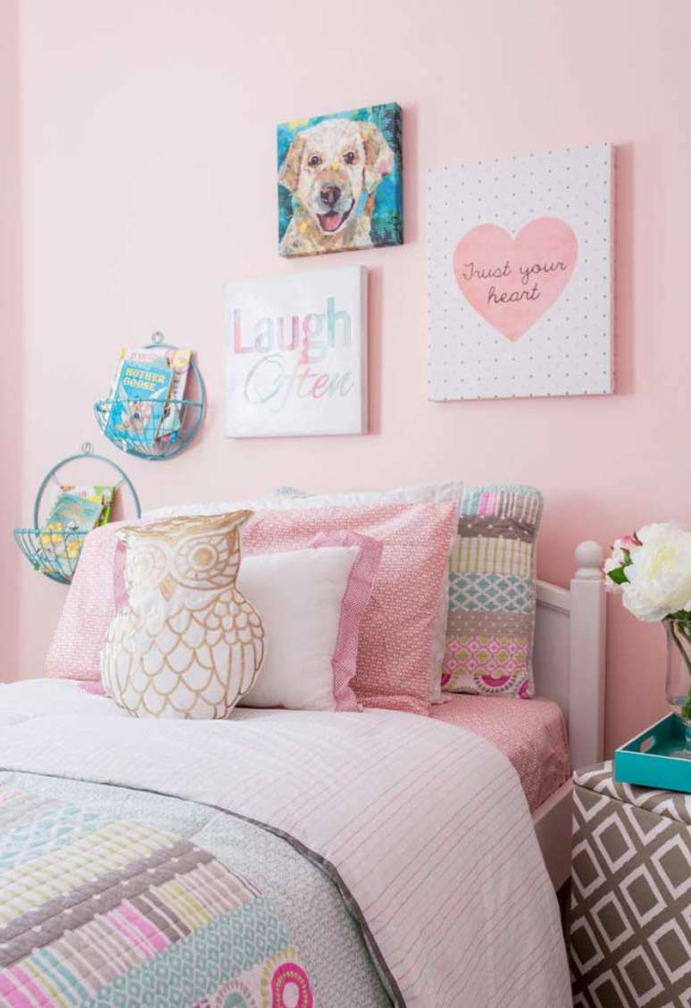 27. Quarto azul e rosa com quadros decorativos &ndash; Por: Pinterest