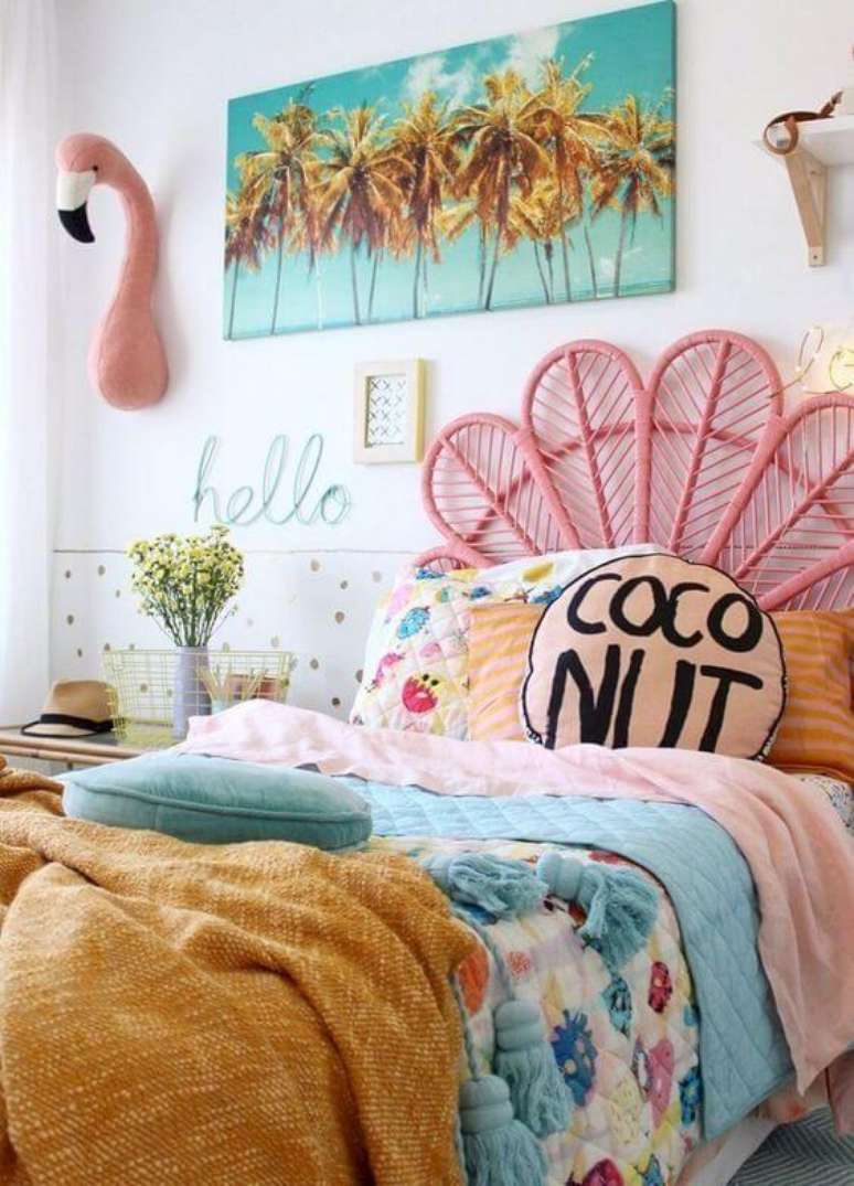 8. Quarto azul e rosa com detalhes em amarelo na decora&ccedil;&atilde;o &ndash; Por: Original Home