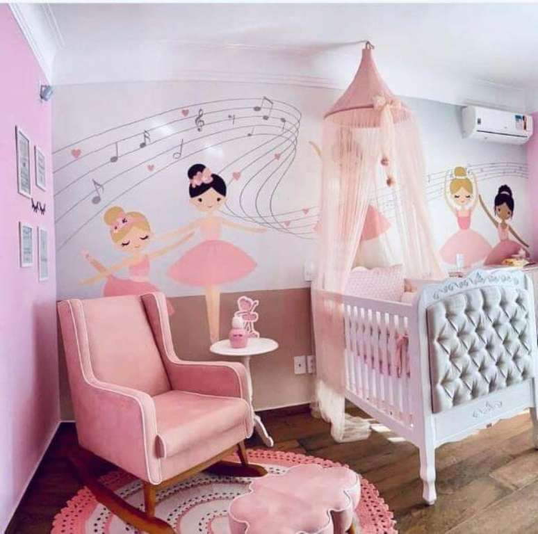 29. Quarto de beb&ecirc; com cadeira rosa para quarto confort&aacute;vel &ndash; Por: Dicas de Decor