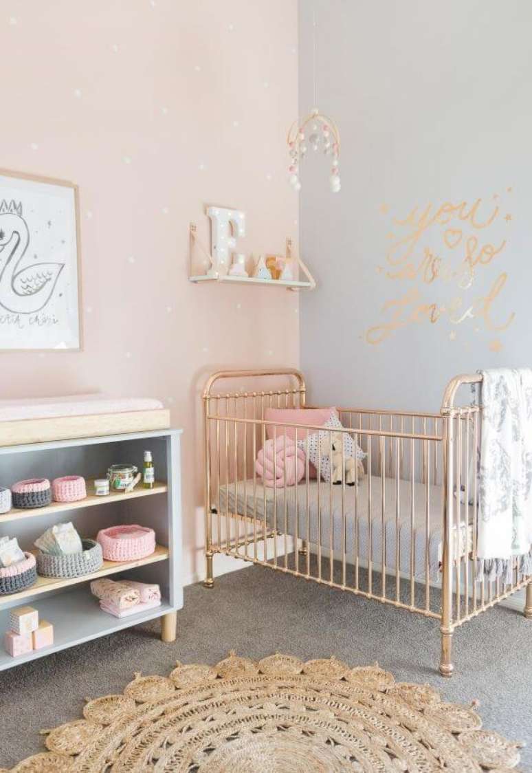 30. Quarto de beb&ecirc; rosa e cinza com ber&ccedil;o dourado &ndash; Por: Pinterest