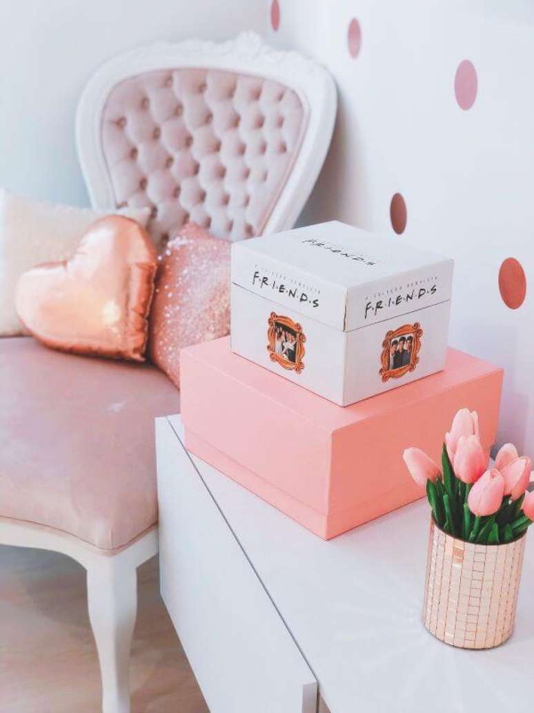 37. Quarto rosa e branco com cadeira rosa para quarto cl&aacute;ssica &ndash; Por: &Eacute; do Babado