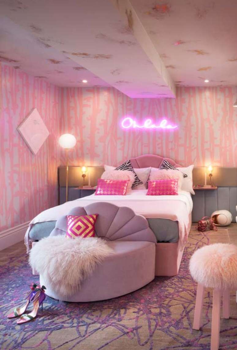 40. Que tal decorar o quarto rosa e cinza com lampadas de led? &ndash; Por: Decor F&aacute;cil