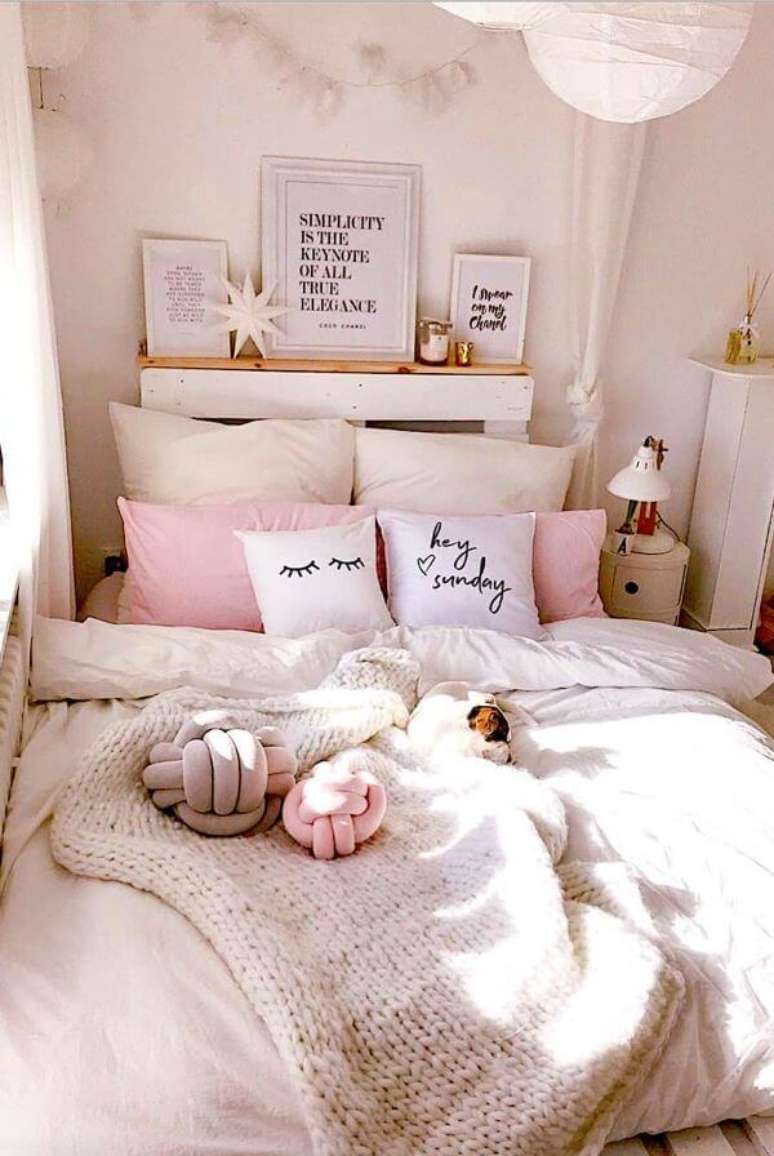 47. Quarto rosa claro com decora&ccedil;&atilde;o branca delicada e feminina &ndash; Por: Pinterest