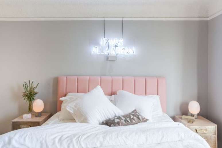 51. Use a lampada de led para deixar o quarto rosa mais moderno &ndash; Por: Pinterest