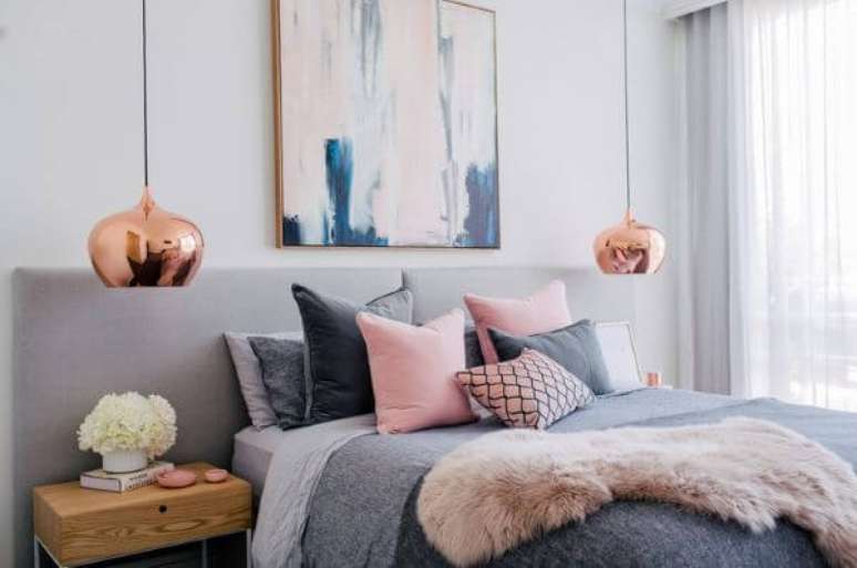 11. Para uma decora&ccedil;&atilde;o moderna, aposte no quarto rosa e cinza com pendentes em rose gold &ndash; Por: Decoholic