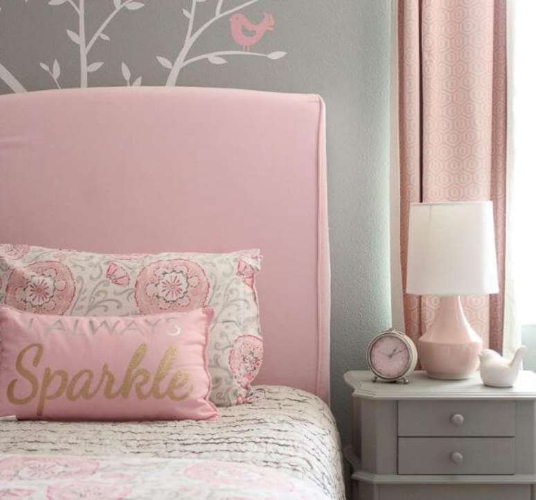 53. Quarto rosa e cinza para decora&ccedil;&atilde;o criativa e moderna &ndash; Por: Misfrugal