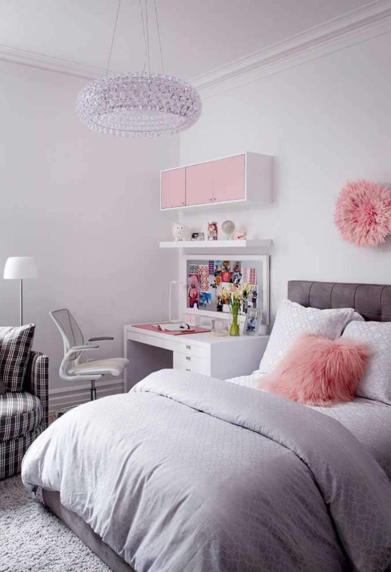 56. Quarto rosa e cinza com almofadas peludas &ndash; Por: Pinterest