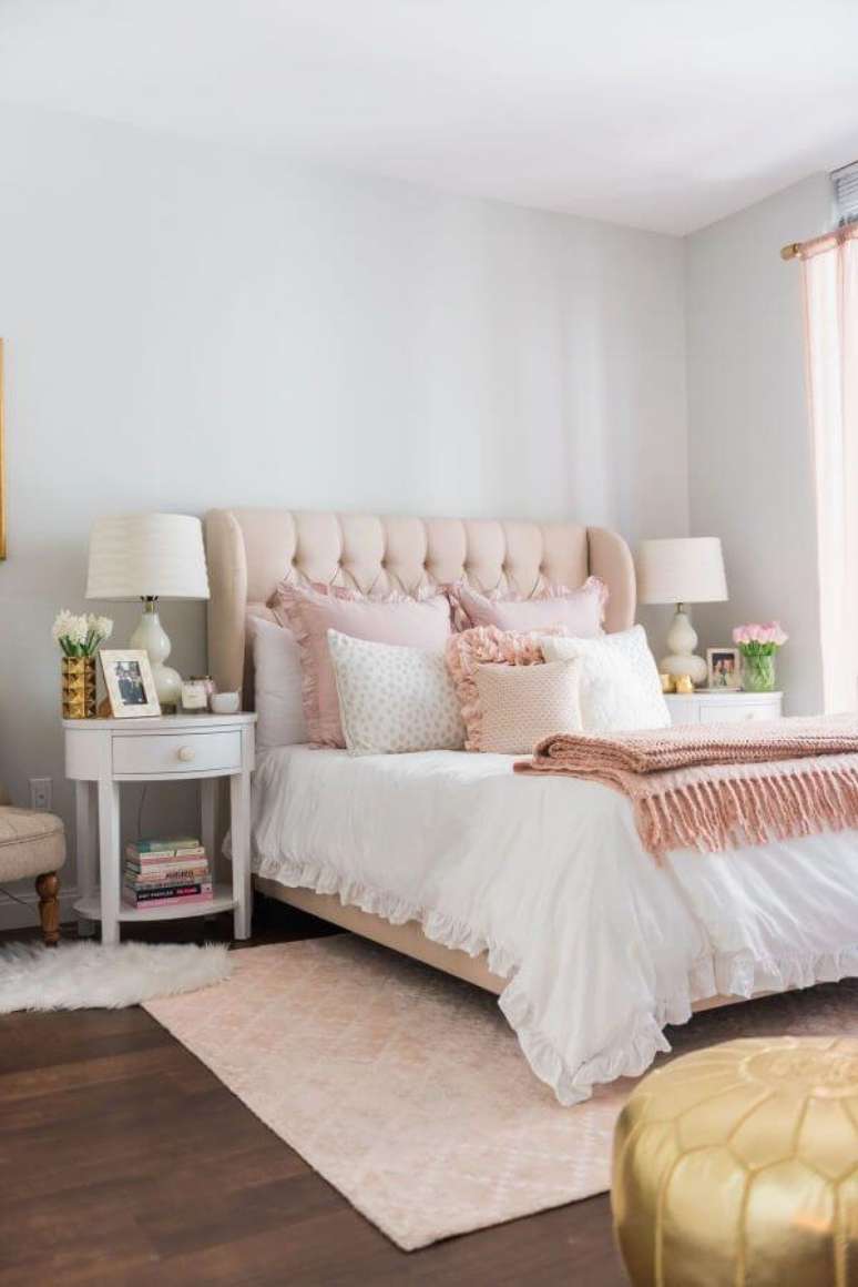 57. O quarto rosa e cinza claro &eacute; delicado e super feminino &ndash; Por: Pinterest