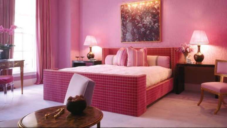 61. O quarto rosa pink pode ter outros elementos mais claros para combinar &ndash; Por: Architectual digest