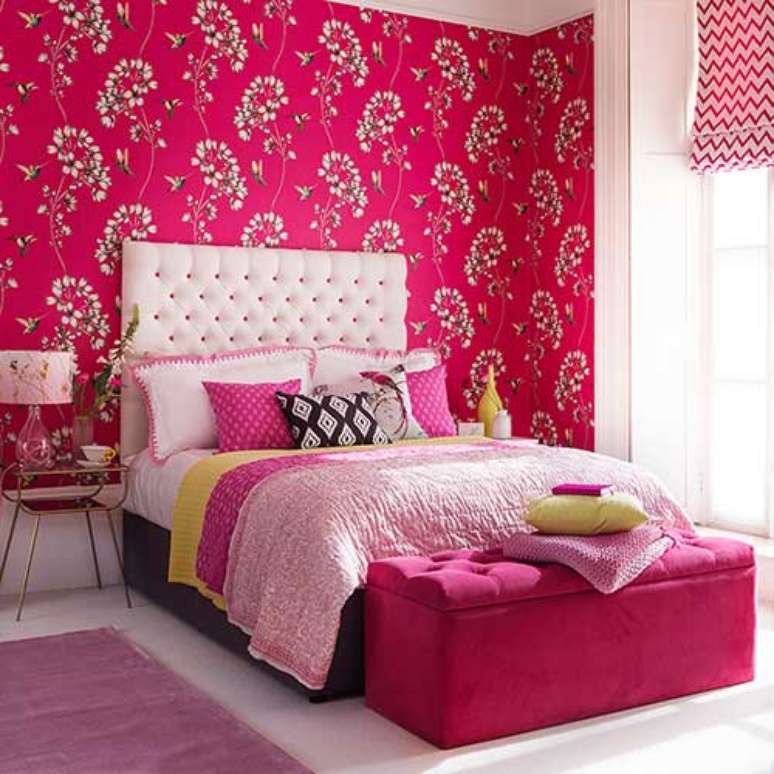 64. Combine o papel de parede com outros detalhes do seu quarto rosa &ndash; Por: Sua Decora&ccedil;&atilde;o