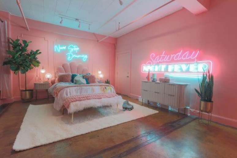 9. Quarto rosa e branco com ilumina&ccedil;&atilde;o de led &ndash; Por: The Urbam Jungle Studio