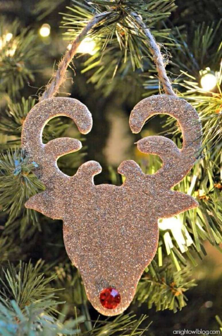54. Rena decorada com glitter para enfeites de árvore de Natal – Foto: Blog Anightowl