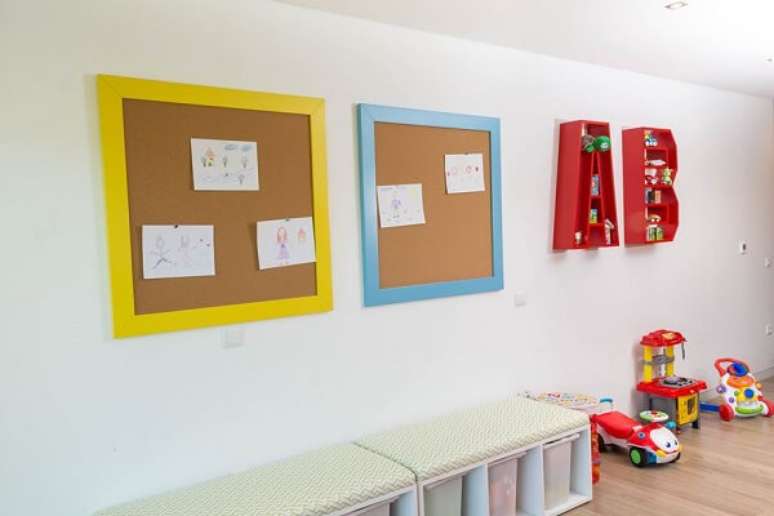 62. Utilize o quadro feito de cortiça no quarto das crianças para fixar seus desenhos. Fonte: Mood Magazine
