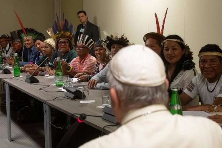 Papa vê indígenas e alerta sobre novas formas de colonização