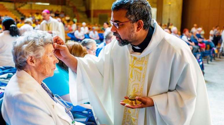 Antes trabalhando como padre no sul da Índia, Francis Kochuveettil hoje atua na paróquia de Shannon, no sudoeste da Irlanda