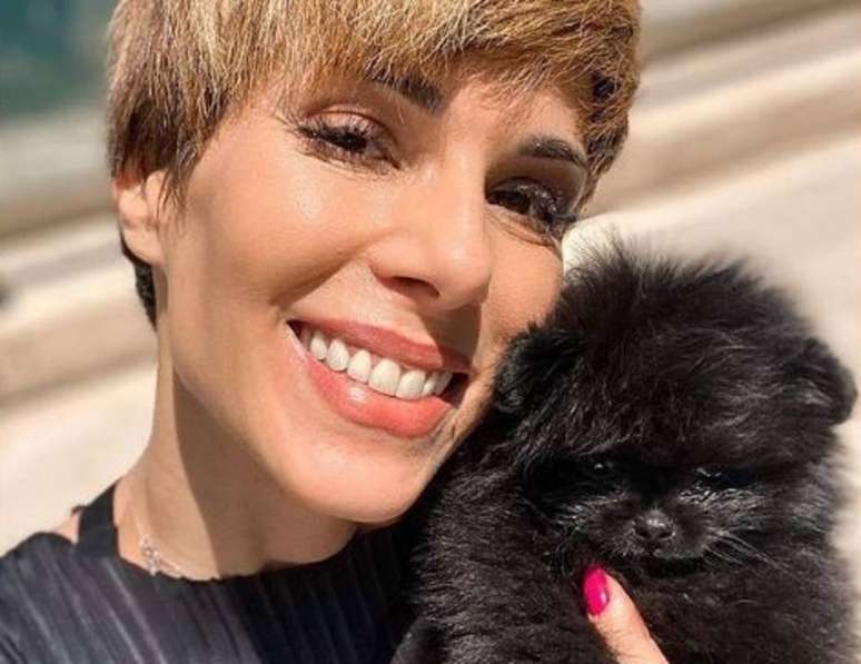 A atriz e apresentadora Ana Furtado, com sua nova cadelinha Amora.