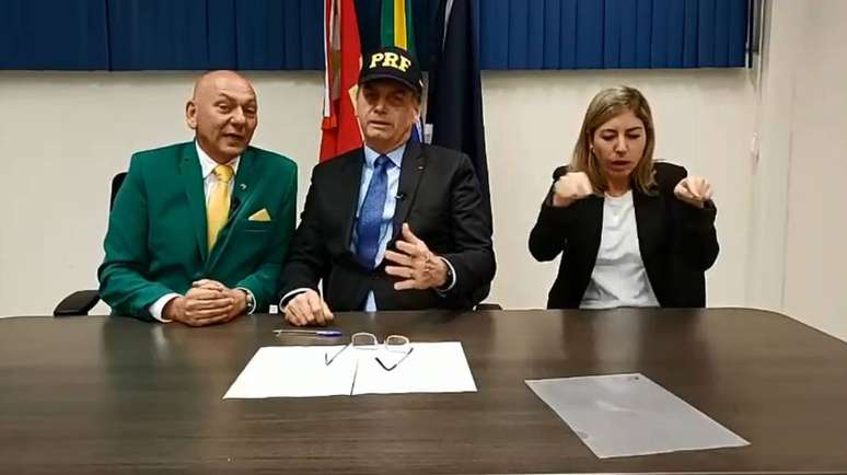 Luciano Hang, o presidente Jair Bolsonaro e a intérprete Luciellen