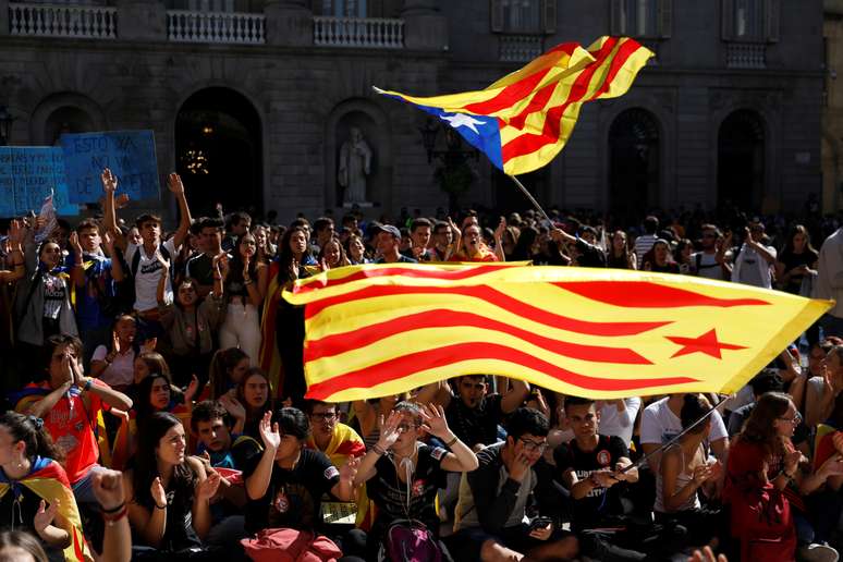 Protesto em Barcelona com bandeiras separatistas da Catalunha
17/10/2019
REUTERS/Rafael Marchante