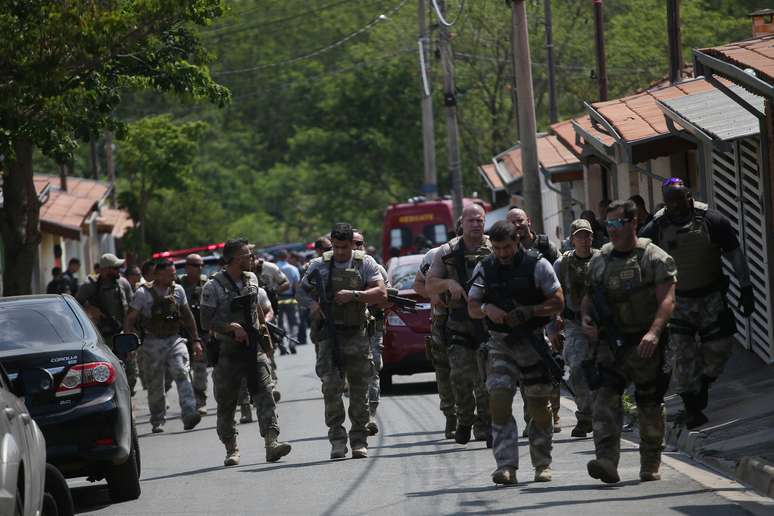 Policiais s&atilde;o vistos ap&oacute;s assaltantes terem levado malotes de dinheiro de uma empresa de transporte de valores no aeroporto de Viracopos, em Campinas. 17/10/2019. REUTERS/Rahel Patrasso