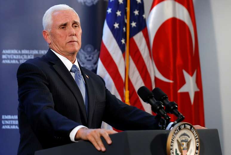Vice-presidente dos EUA, Mike Pence, participa de entrevista na embaixada dos EUA Ancara, Turquia 17/10/2019 REUTERS/Huseyin Aldemir