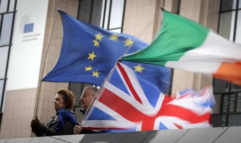 Manifestantes anti-Brexit em frente à Comissão Europeia, em Bruxelas