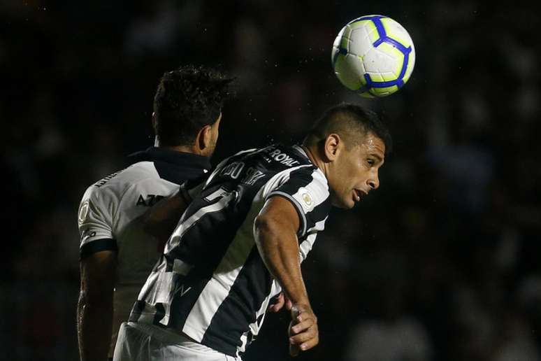 Diego Souza foi mais exigido pelo alto (Foto: Vítor Silva/Botafogo)