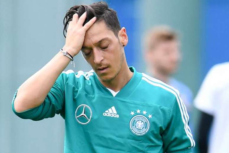 Ozil durante treinamento da seleção alemã (Foto: AFP)