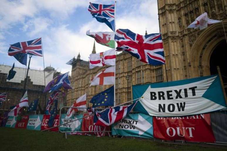 Manifestantes eurocéticos em frente ao Parlamento do Reino Unido, em Londres