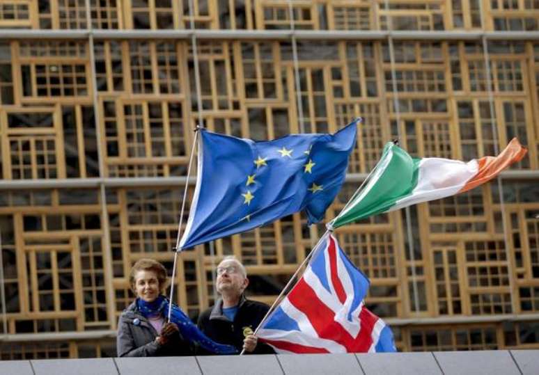 Manifestantes anti-Brexit em frente ao prédio da Comissão Europeia, em Bruxelas