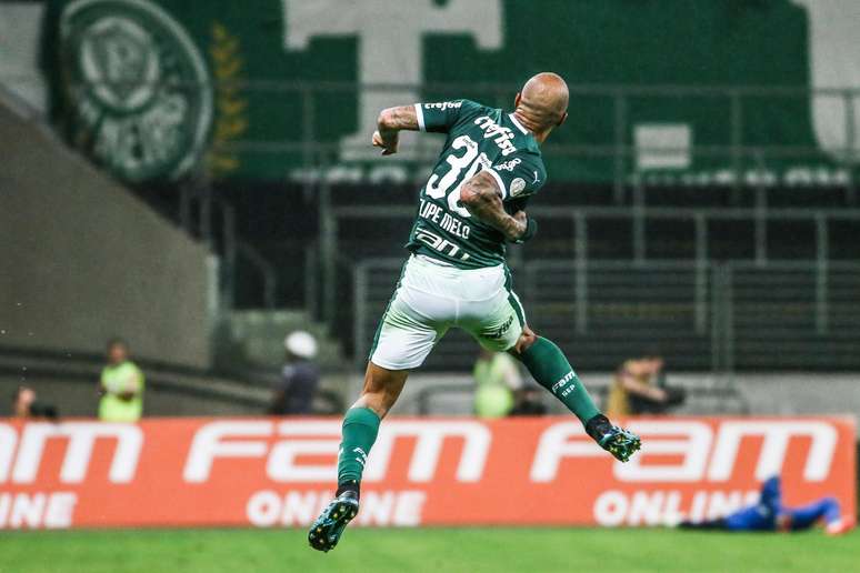 Felipe Melo marcou o gol da vitória palmeirense.