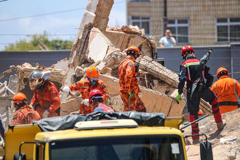 Bombeiros fazem buscas por sobreviventes do Edifício Andrea