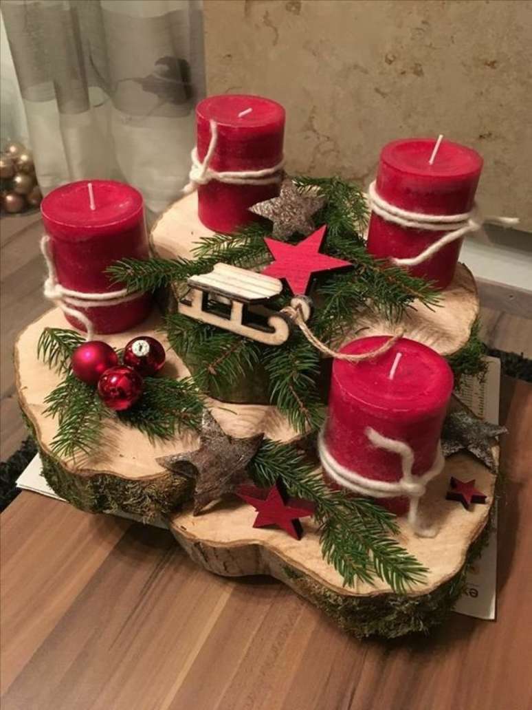 25. Estas velas de Natal estão em um tronco simples. Foto: Coisas da Maria