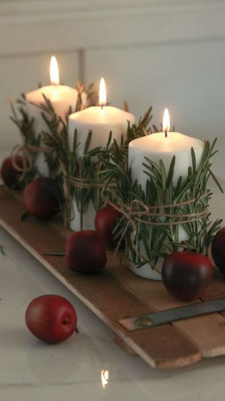 2. Uma boa decoração deve contar com velas de Natal. Foto: Casal Mistério