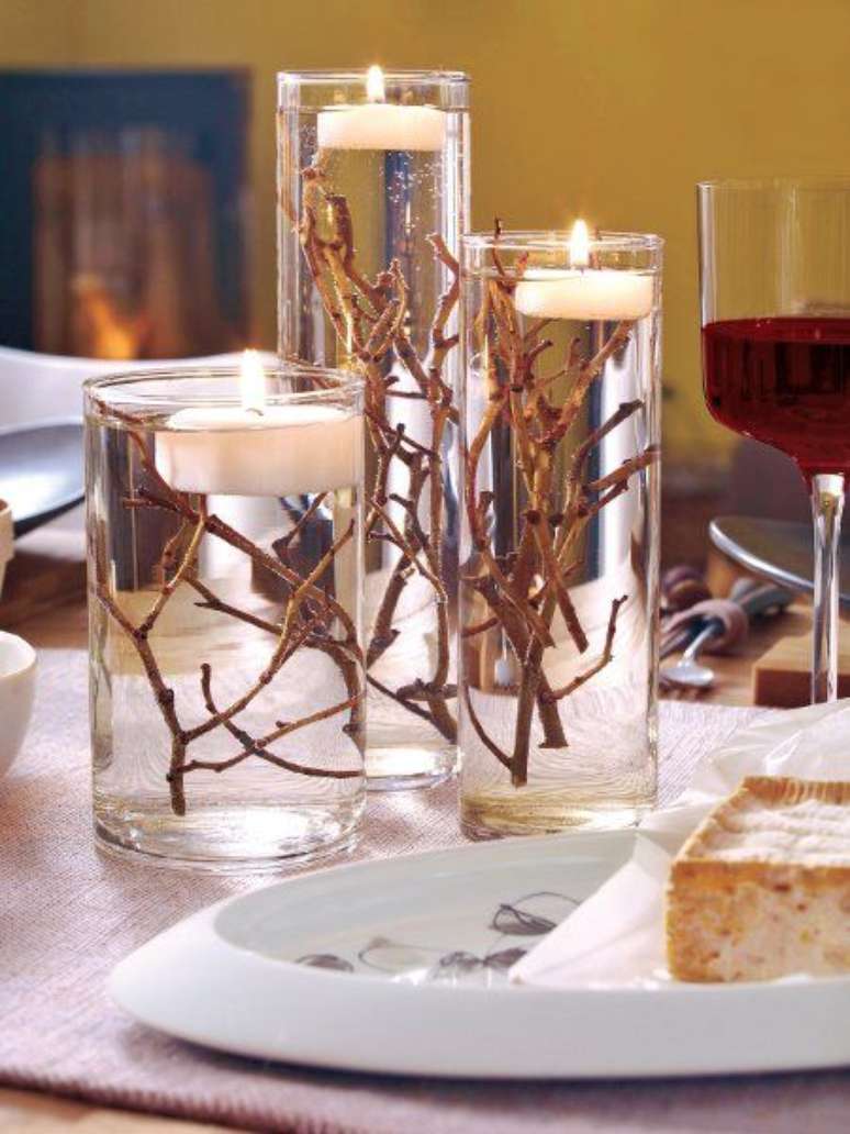26. At&eacute; galhos s&atilde;o &uacute;teis para as velas de Natal. Foto: Simplesmente Fascinante
