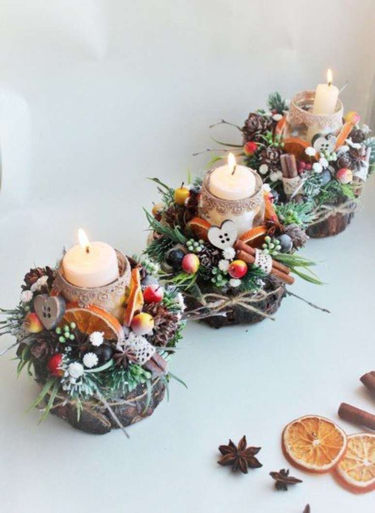 34. Frutas e elementos decorativos podem estar em seu arranjo com velas de Natal. Foto: VK