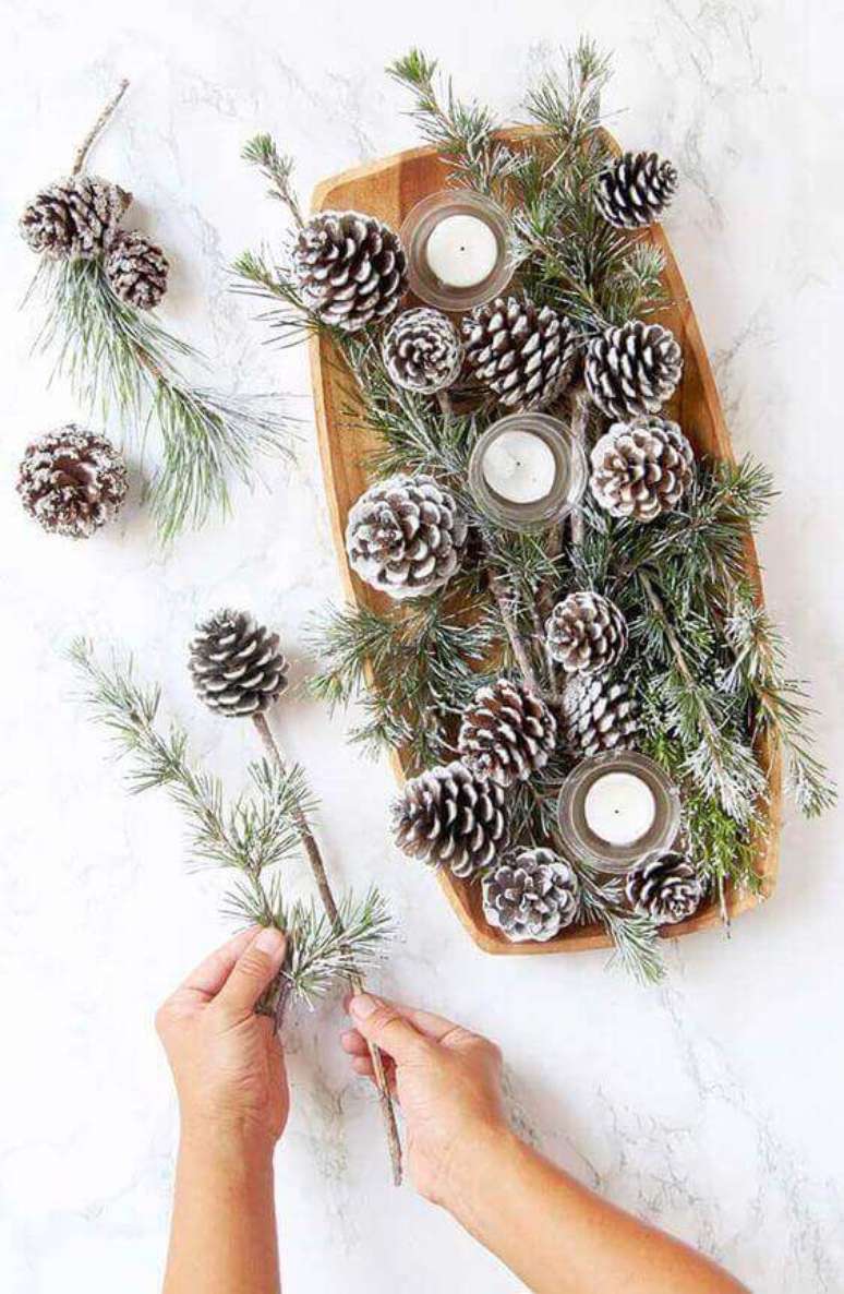 35. As velas de Natal costumam trabalhar com pinhas secas. Foto: Decor Home Ideas